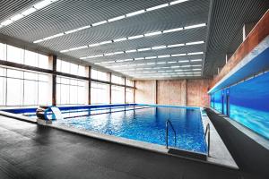 una gran piscina en un gran edificio en Beshtau Health Resort, en Zheleznovodsk