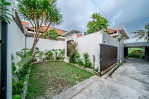 Zahrada ubytování PROMO!!! New Rosa Villa 3 Modern, Luxury and Quite 3BR Villa in Tumbak Bayuh Canggu, Dedicated to Digital Nomads