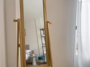 espejo en el baño con lavabo y aseo en TAYP San Marcos 105, en Talayuela