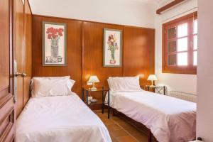a room with two beds and two lamps and a window at Teresita High Views in Santa Brígida