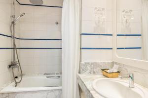 a bathroom with a tub and a sink at Teresita High Views in Santa Brígida