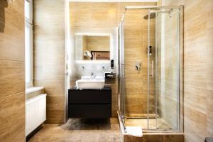 łazienka z umywalką i prysznicem w obiekcie Vayalen Boutique Hotel w Wiedniu +37 zdjęć