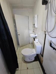 un baño con inodoro y lavabo en Furnished 3 Bedroom House near Camp John Hay, en Baguio