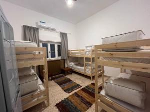 een kamer met meerdere stapelbedden bij B Beitna in Amman