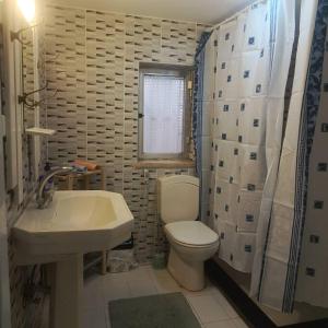 een badkamer met een wit toilet en een wastafel bij B Beitna in Amman +42 foto's