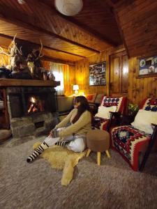 Khu vực ghế ngồi tại Drvenica Cabin