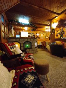 Khu vực ghế ngồi tại Drvenica Cabin +30 ảnh