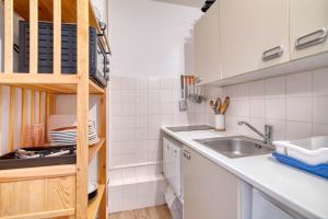 阿克斯莱泰尔姆Le Cocon des 3 Domaines - Appt pour 4的带水槽和柜台的小厨房 更多6张照片