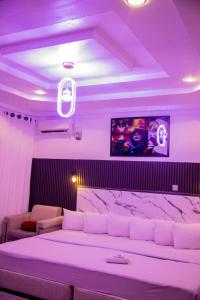 Letto o letti in una camera di Skyrock Hotels Ikeja