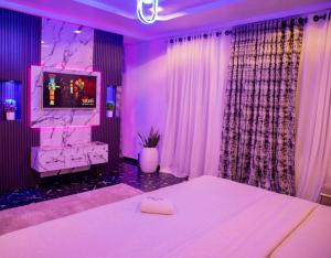 Letto o letti in una camera di Skyrock Hotels Ikeja