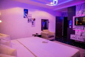Letto o letti in una camera di Skyrock Hotels Ikeja
