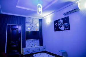 Letto o letti in una camera di Skyrock Hotels Ikeja