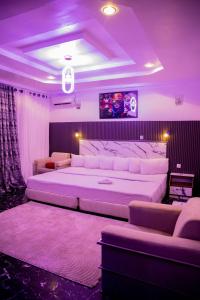 Letto o letti in una camera di Skyrock Hotels Ikeja