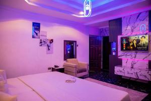 TV a/nebo společenská místnost v ubytování Skyrock Hotels Ikeja