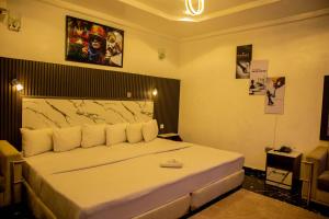 Letto o letti in una camera di Skyrock Hotels Ikeja