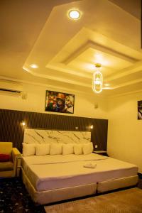 Letto o letti in una camera di Skyrock Hotels Ikeja