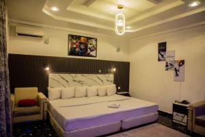 Letto o letti in una camera di Skyrock Hotels Ikeja