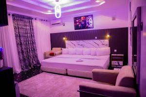 Letto o letti in una camera di Skyrock Hotels Ikeja