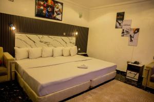 Letto o letti in una camera di Skyrock Hotels Ikeja