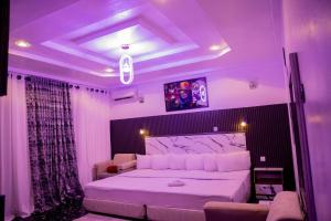 Letto o letti in una camera di Skyrock Hotels Ikeja