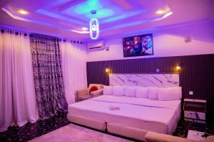 Letto o letti in una camera di Skyrock Hotels Ikeja
