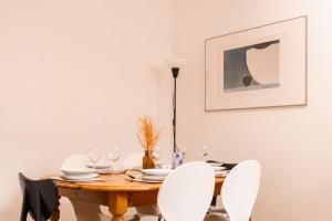 einen Esstisch mit weißen Stühlen um ihn herum in der Unterkunft Bright and Well-Kept 3-Bed Property! Free Parking in Bishop Auckland + 33 Fotos