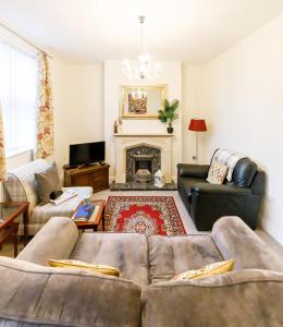 ein Wohnzimmer mit Couch und Kamin in der Unterkunft Bright and Well-Kept 3-Bed Property! Free Parking in Bishop Auckland