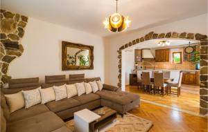 Χώρος καθιστικού στο Three-Bedroom Apartment In Srinjine