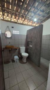 a bathroom with a toilet and a sink at Cabana Rústica de Fazenda in Sairé