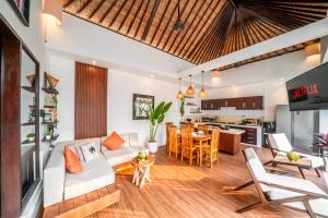 Kuchyň nebo kuchyňský kout v ubytování PROMO!!! New Rosa Villa 3 Modern, Luxury and Quite 3BR Villa in Tumbak Bayuh Canggu, Dedicated to Digital Nomads