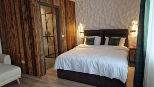 坎普朗莫道尼斯Rădăcini的带一张大床和一面镜子的卧室