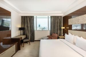 una camera d'albergo con un letto e una scrivania di Radisson Blu Hotel & Convention Center, Tunis a Tunisi