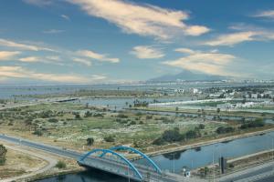 un ponte su un fiume vicino a un fiume con una città di Radisson Blu Hotel & Convention Center, Tunis a Tunisi