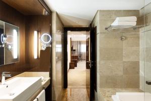 un bagno con lavandino e doccia di Radisson Blu Hotel & Convention Center, Tunis a Tunisi