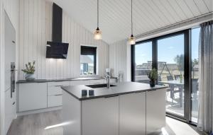 Η κουζίνα ή μικρή κουζίνα στο Awesome Home In Henne With Kitchen