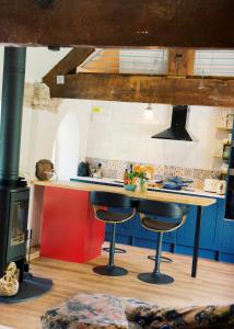 una cucina con 2 sgabelli e piano cottura di The Hornbill at Home Farm Shropshire a Shrewsbury Altre 28 foto