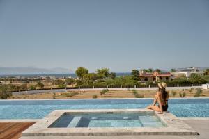 Πισίνα στο ή κοντά στο Kalonía Villa, a Quintessential Retreat, By ThinkVilla
