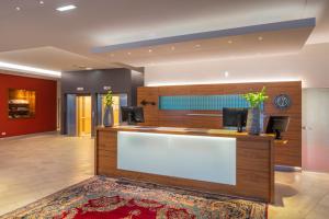 una hall con reception in un hotel di Villa Seilern Vital Resort a Bad Ischl Altre 37 foto