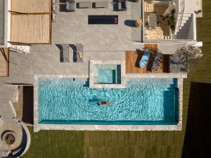 Πισίνα στο ή κοντά στο Kalonía Villa, a Quintessential Retreat, By ThinkVilla