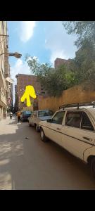 a car parked on the side of a street with a yellow arrow at شقة سوبر لوكس ثلاث غرف بعين شمس الشرقية in Cairo