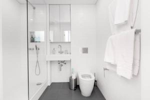 Un baño blanco con ducha y WC. en Perfect One Bed in Green Park Station, en Londres