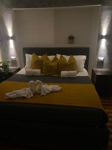 Un dormitorio con una cama con dos toallas encima. en Hastoci House, en Lido di Ostia