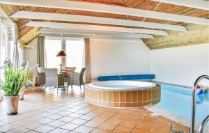 O zonă de relaxare la Lovely Home In Ringkøbing With Sauna