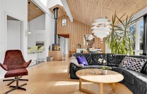 Ruang duduk di Nice Home In Juelsminde With Wifi +13 gambar