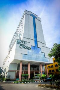 ein Hotelgebäude mit einem Schild an der Seite in der Unterkunft Crystal Crown Hotel Harbour View, Port Klang in Klang