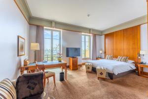 Uma televisão e/ou sistema de entretenimento em Beau Rivage Hotel