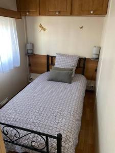Ένα ή περισσότερα κρεβάτια σε δωμάτιο στο Mobile home camping calm +1 φωτογραφίες
