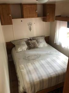 Ένα ή περισσότερα κρεβάτια σε δωμάτιο στο Mobile home camping calm