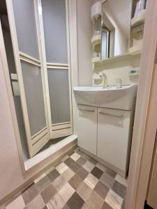 un baño con lavabo y espejo en 410札幌駅徒歩7分と大通駅徒歩6分で好立地な都心を満喫でき綺麗な部屋で快適が生活が実現, en Sapporo 25 fotos más