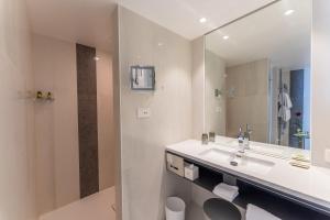 Uma casa de banho em Beau Rivage Hotel